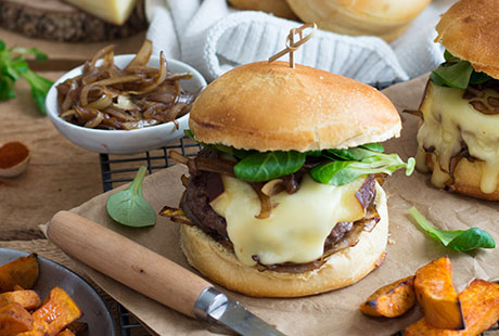 Hamburger au Brézain et aux oignons confits