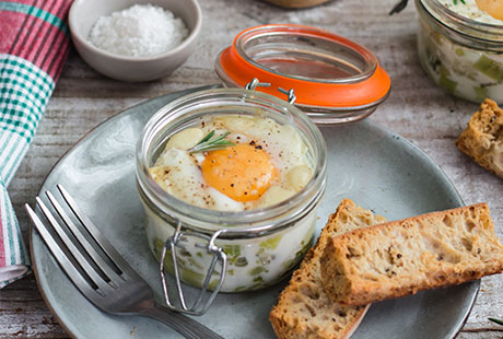 Œufs cocotte au Brézain et fondue de poireaux